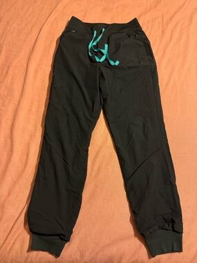 FIGS FreeX Women’s Black Zamora Jogger Scrub Pants